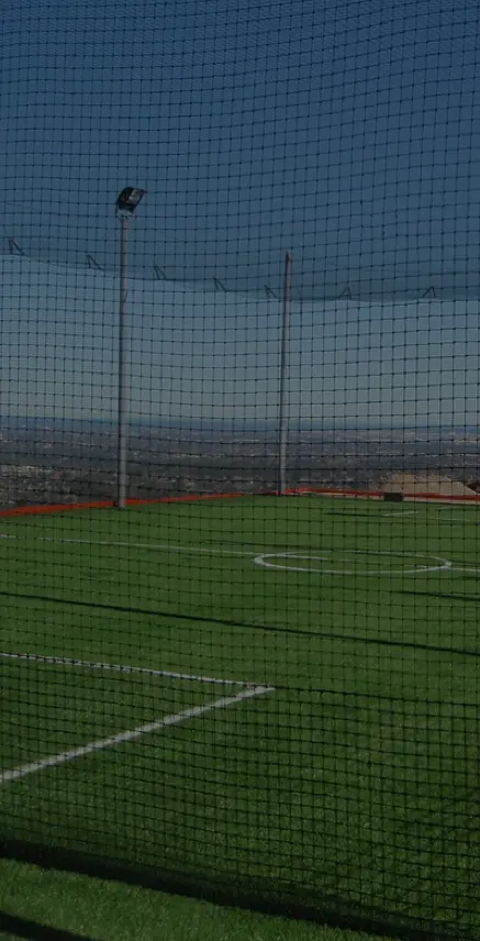 Imagen representativa de una cancha de futbol con redes de nylon